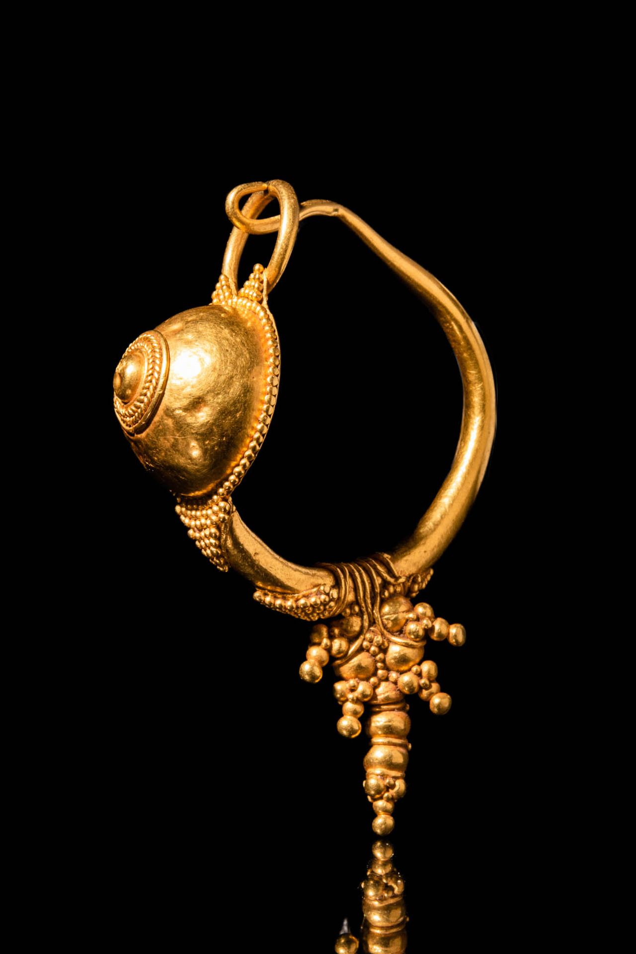 MASSIVE ROMAN GOLD UMBO EARRING - 22 GRAMS 约公元 200 - 300 年。公元 200 - 300 年。
一枚 21&hellip;