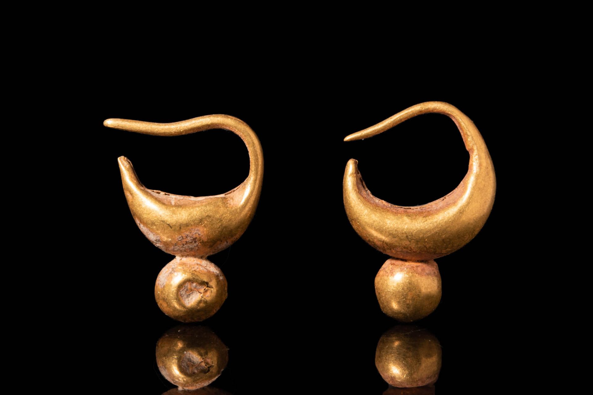 PAIR OF BACTRIAN GOLD EARRINGS Ca. 3000 - 1000 A.C.
Coppia di orecchini in oro b&hellip;