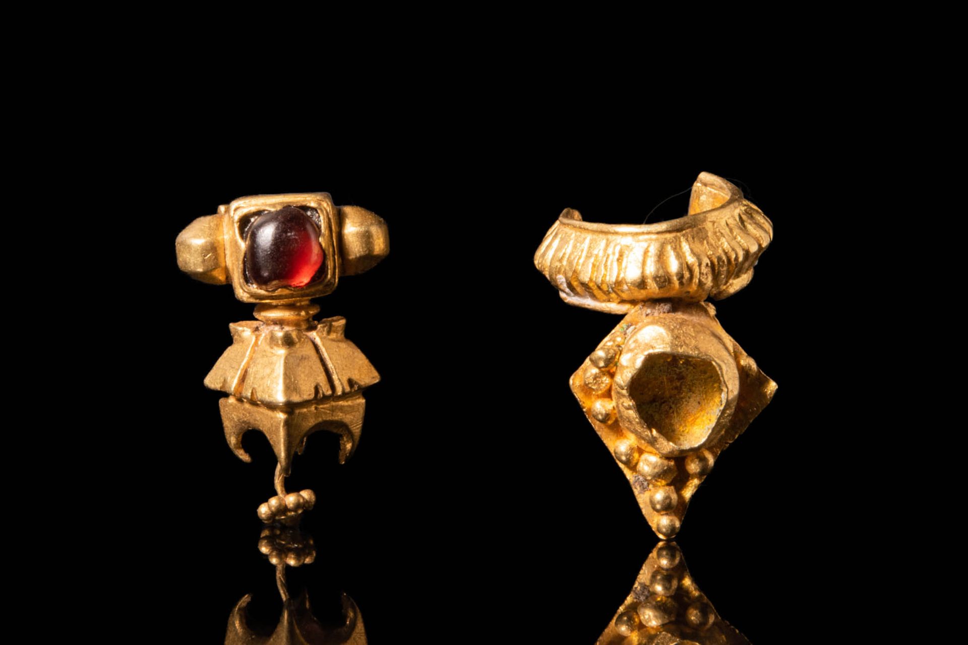 JAVANESE GOLD EARRINGS Ca. AD 700 - 1200 .
Set di due orecchini giavanesi in oro&hellip;