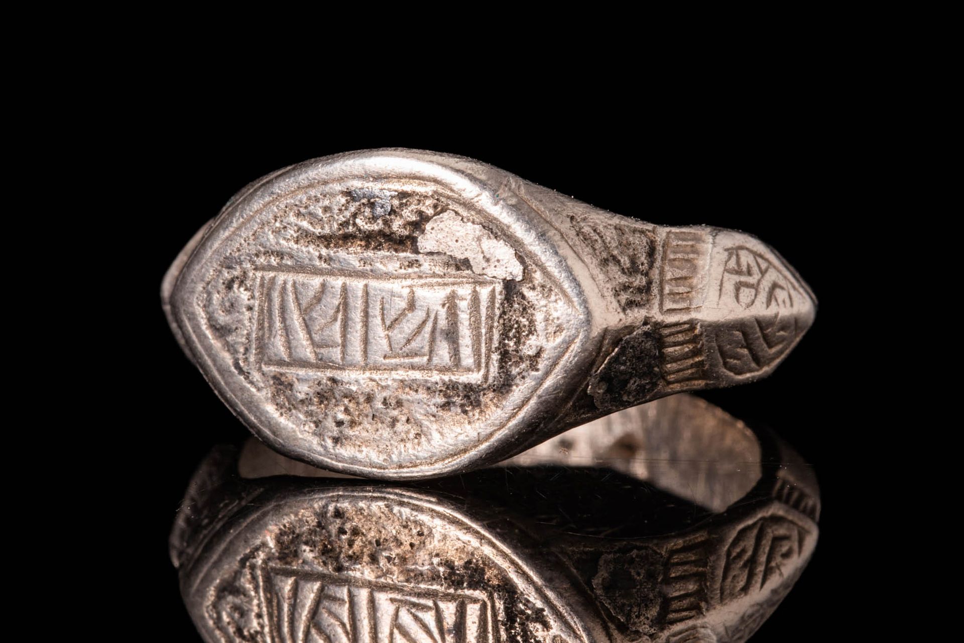 MEDIEVAL SELJUK SILVER FINGER RING WITH INSCRIPTION Ca. AD 900 - 1200.
Ein mitte&hellip;