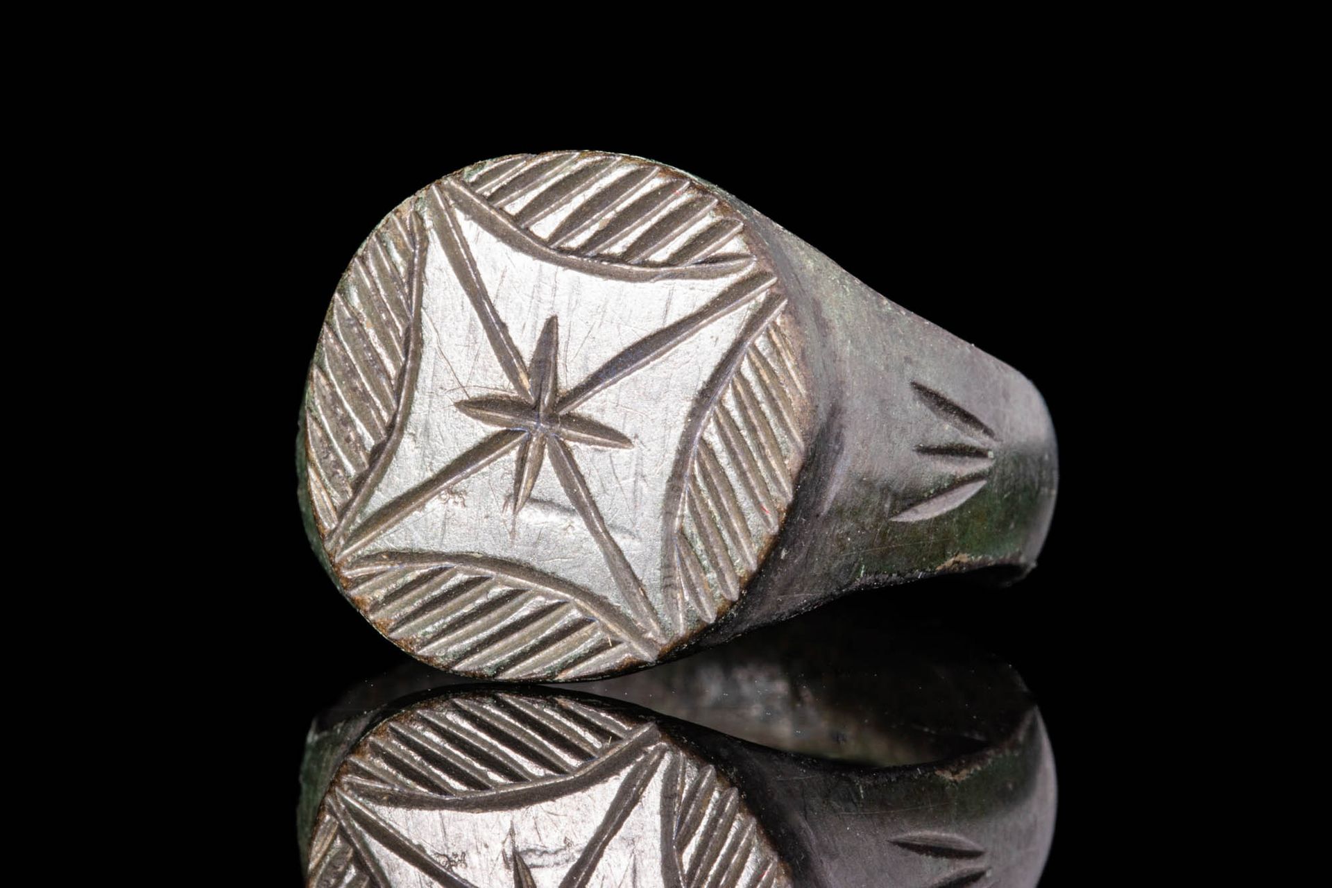CRUSADERS BRONZE RING WITH STAR OF BETHLEHEM Ca. AD 1100 - 1400 .
Bague médiéval&hellip;