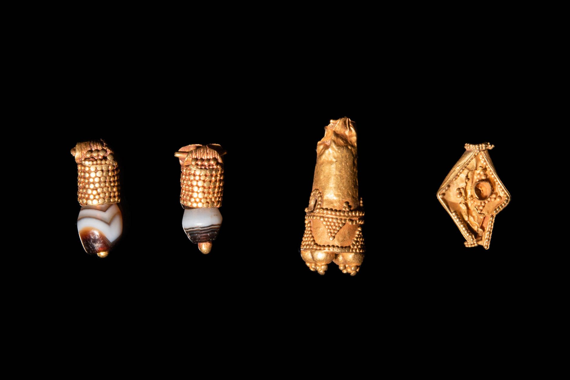FOUR JAVANESE GOLD EARRINGS Ca. 900 - 1200.
Collezione di quattro orecchini giav&hellip;
