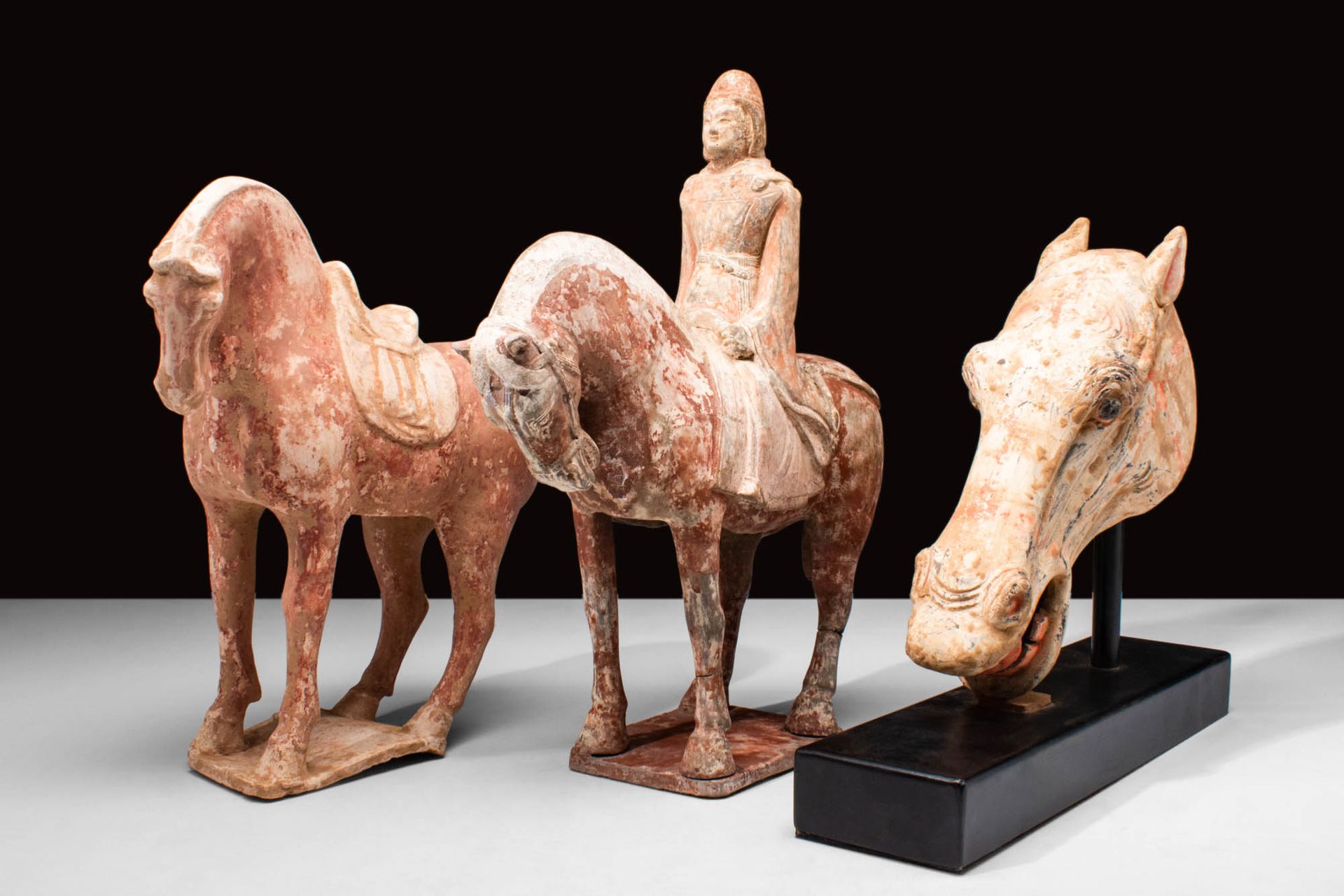 COLLECTION OF THREE CHINESE TANG DYNASTY TERRACOTTA STATUES 唐朝，约公元 618 - 907 年。公&hellip;