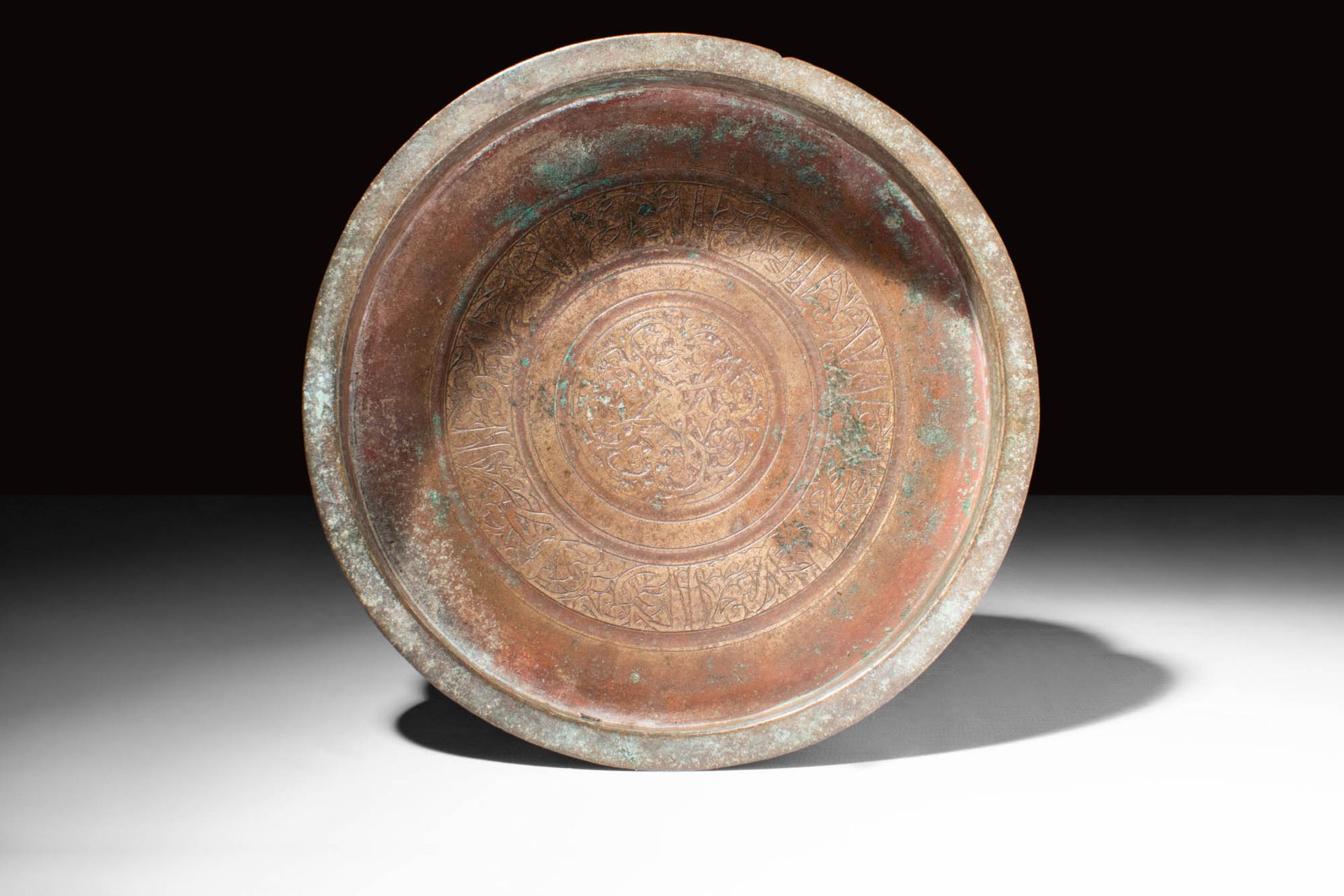 MEDIEVAL SELJUK COPPER ALLOY DECORATED TRAY Ca. AD 1100 - 1300.
Ein rundes Table&hellip;