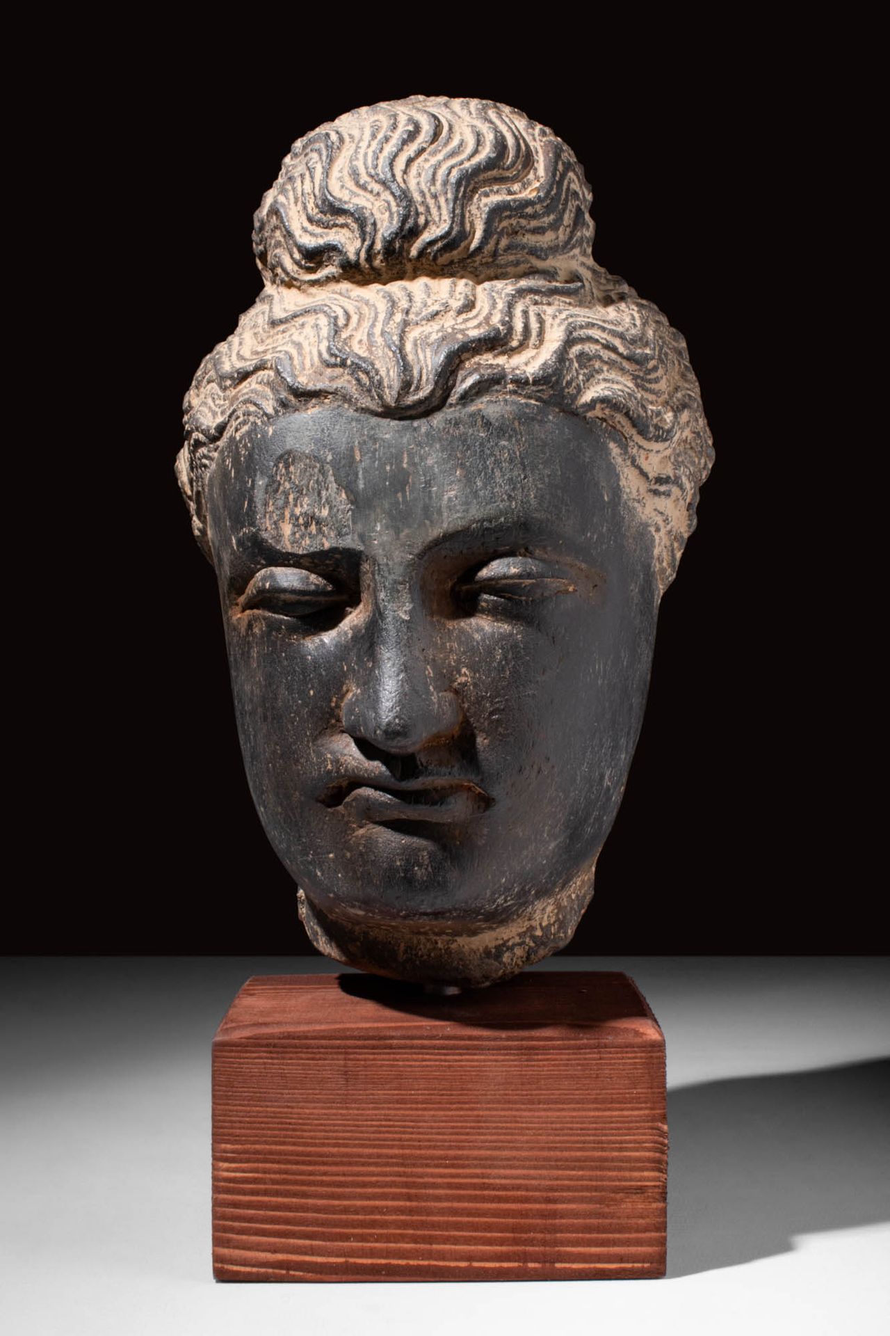 GANDHARAN SCHIST STONE HEAD OF BUDDHA Ca. 100 - 300 APR.
Cette tête de Bouddha e&hellip;