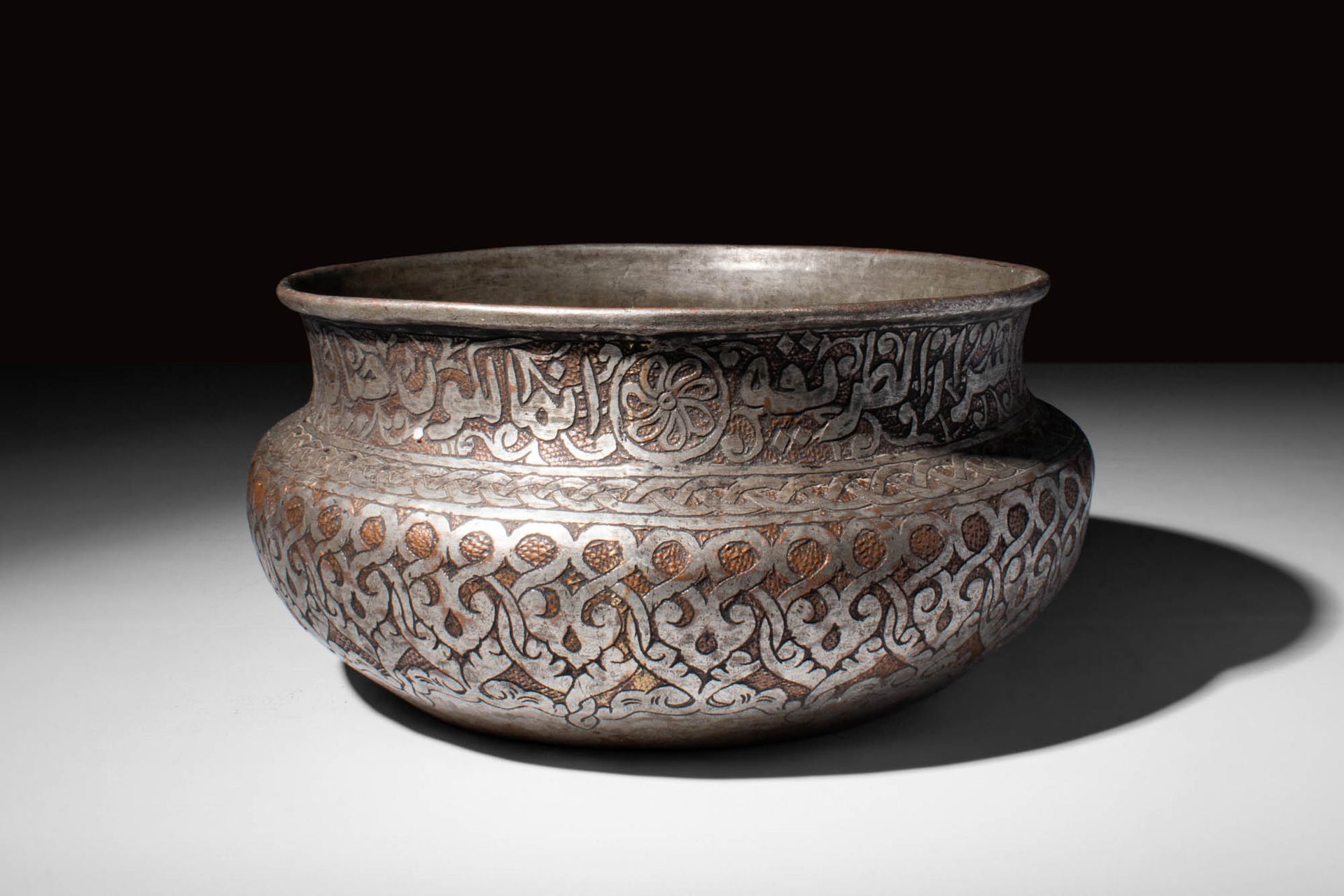 MEDIEVAL SELJUK COPPER ALLOY INLAID VESSEL Ca.约 1100 - 1200 年。
一件令人惊叹的塞尔柱铜合金镶嵌器皿&hellip;