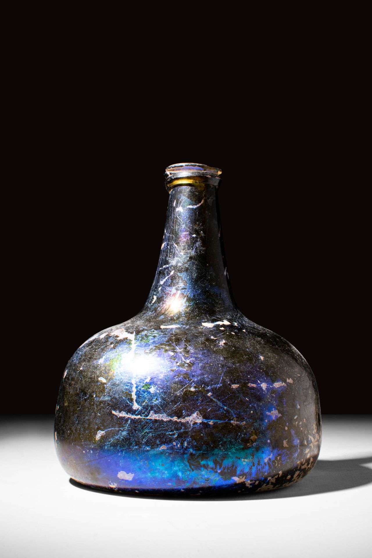 POST MEDIEVAL BLUE GLASS WINE OR RUM BOTTLE Ca.公元 1400 - 1700 年。
这是一件中世纪后的蓝色玻璃酒瓶&hellip;