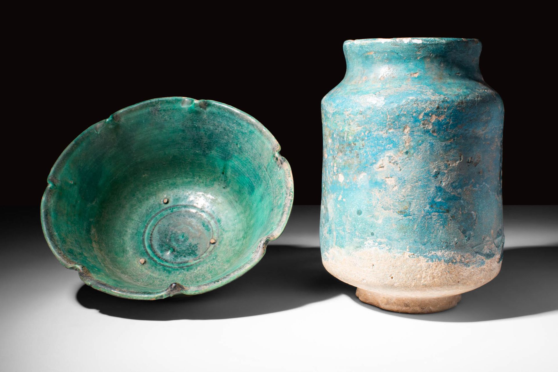 PAIR OF SELJUK GREEN GLAZED VESSELS Ca. AD 1200 - 1400.
Paire de vases islamique&hellip;