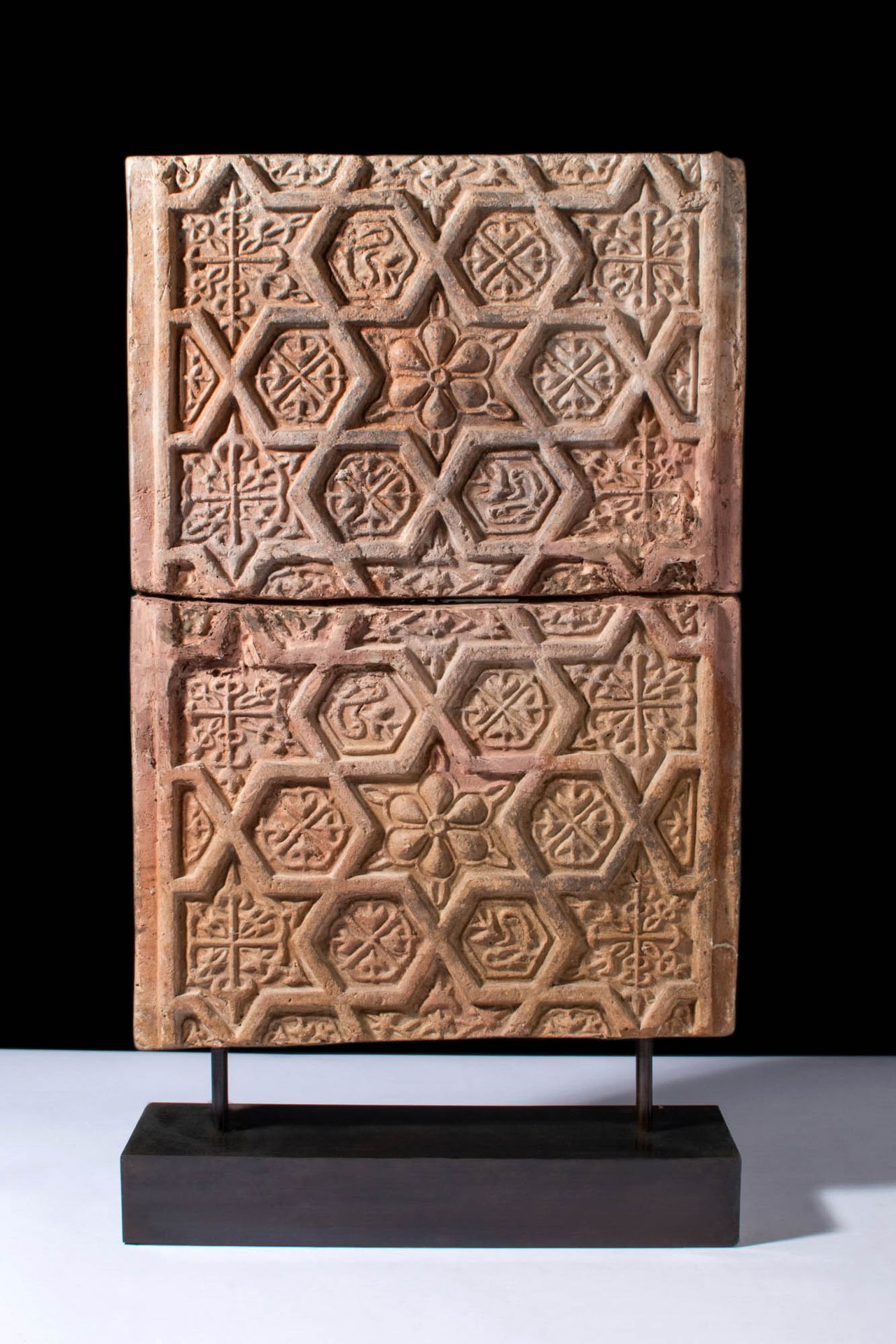 SELJUK TERRACOTTA PAIR OF DECORATIVE TILES Ca.公元 1100 - 1200 年。
一对长方形赤陶装饰瓦片。上表面有&hellip;