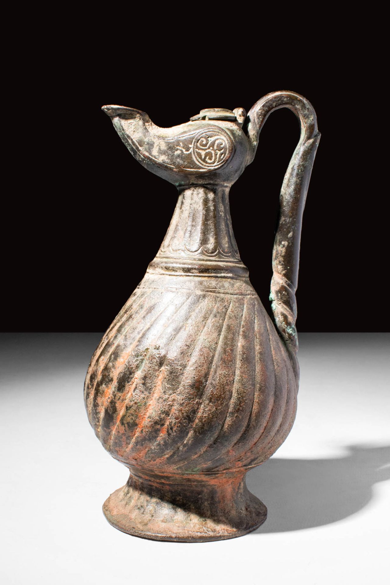 MEDIEVAL SELJUK BRONZE EWER 约公元 900 - 1100 年。公元 900 - 1100 年。
这是一件中世纪塞尔柱青铜酒壶，梨形壶&hellip;