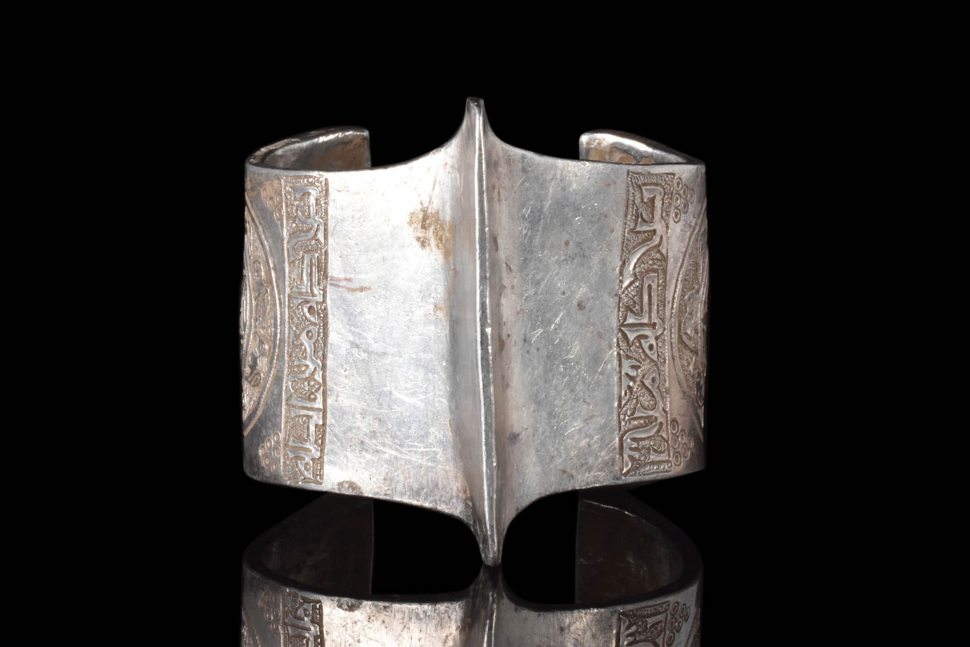 HEAVY SELJUK SILVER BRACELET Ca. AD 1100 - 1300.
An open-type bracelet featuring&hellip;