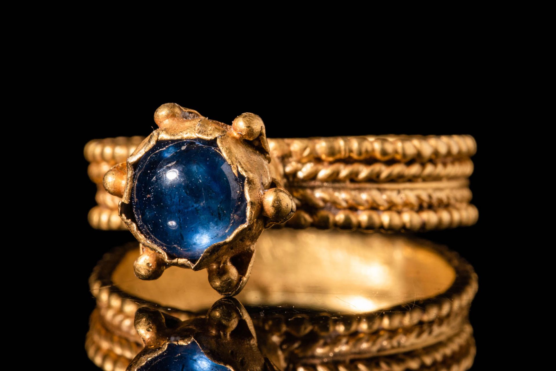 BYZANTINE GOLD RING WITH SAPPHIRE Ca. 600 - 800 AP. J.-C.
Bague byzantine en or &hellip;