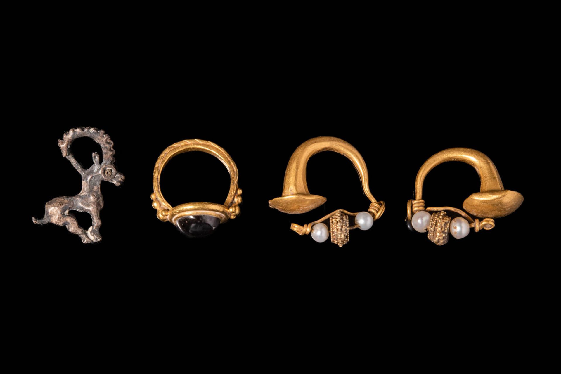 PAIR OF NEAR EASTERN HEAVY GOLD REEL-SHAPED EARRINGS Ca. 1. Jahrtausend v. Chr.
&hellip;