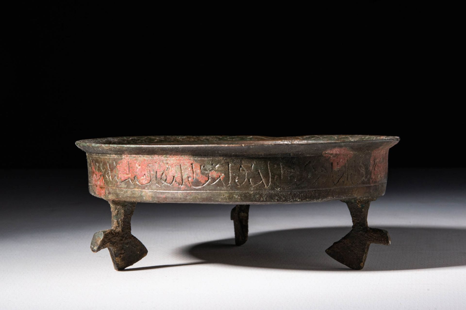 SELJUK BRONZE FOOTED DISH Ca. AD 1100 - 1400.
A rare Islamic Seljuk bronze foote&hellip;