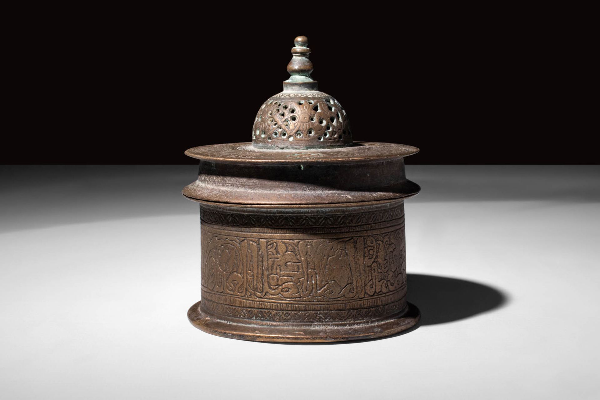 MEDIEVAL SELJUK BRONZE DECORATED INKWELL Ca.约 1100-1300 年。
这是一个中世纪塞尔柱青铜墨水瓶，圆柱形的瓶&hellip;