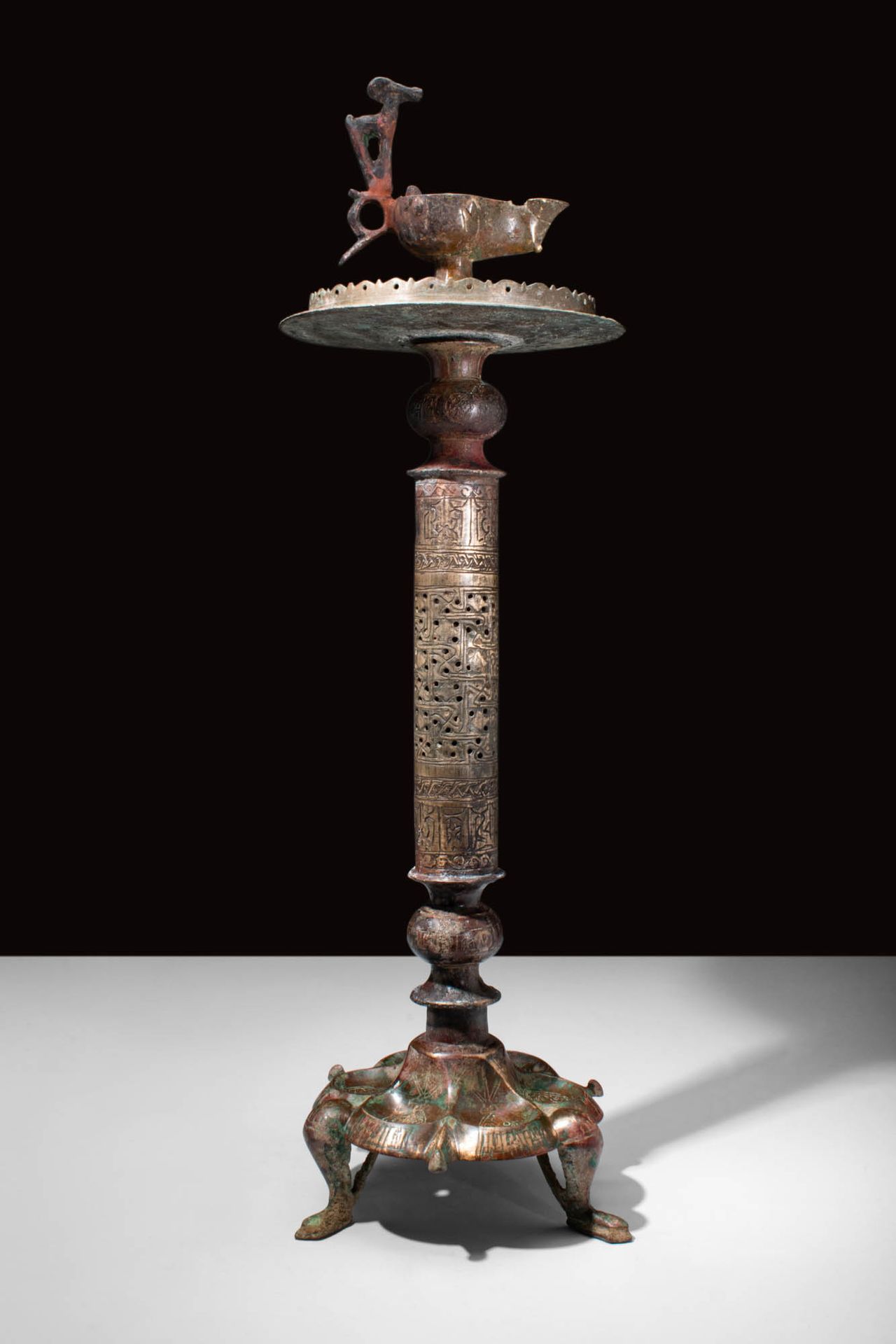 RARE SELJUK BRONZE LAMPSTAND Ca. J.-C. 900 - 1200.
Chandelier islamique seldjouk&hellip;