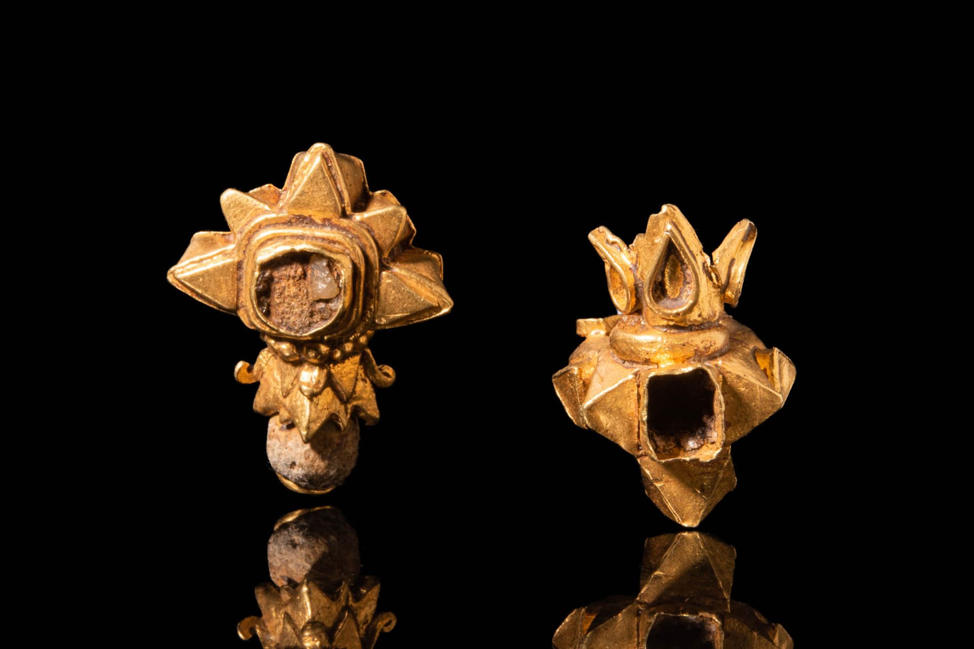 JAVANESE GOLD EARRINGS Ca. 900 - 1200.
Set di due orecchini giavanesi in oro 20 &hellip;