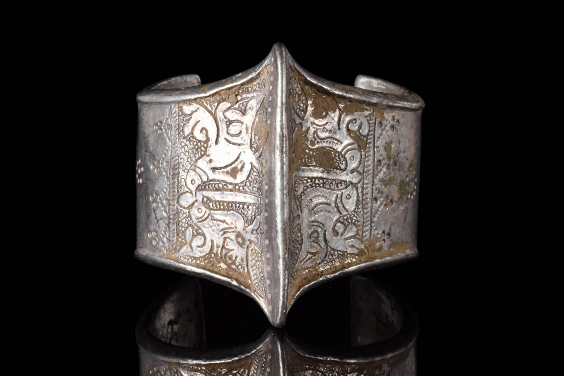 MEDIEVAL SELJUK SILVER HEAVY BRACELET Ca.约 1100-1300 年。
这是一个银质塞尔柱手镯，中央有一条脊线，两侧有两&hellip;