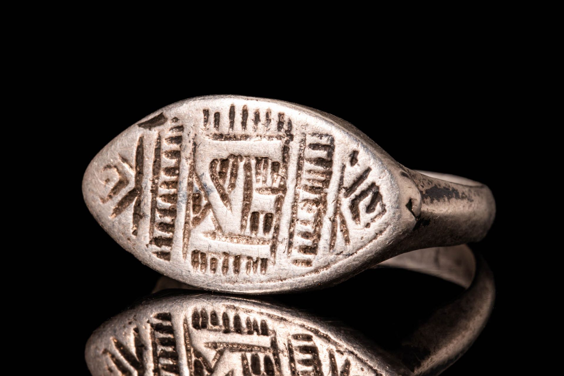 MEDIEVAL SELJUK SILVER RING WITH DECORATED BEZEL Ca. AD 1000 - 1200.
Bague médié&hellip;