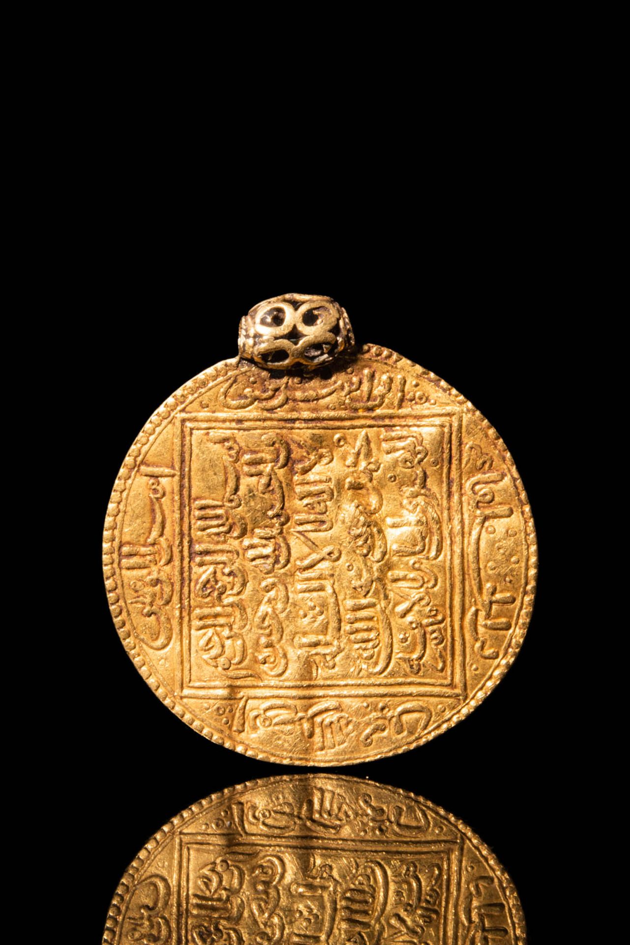 ISLAMIC GOLD ROUND COIN PENDANT Ca. AD 1100 - 1200.
Pendentif islamique en or de&hellip;