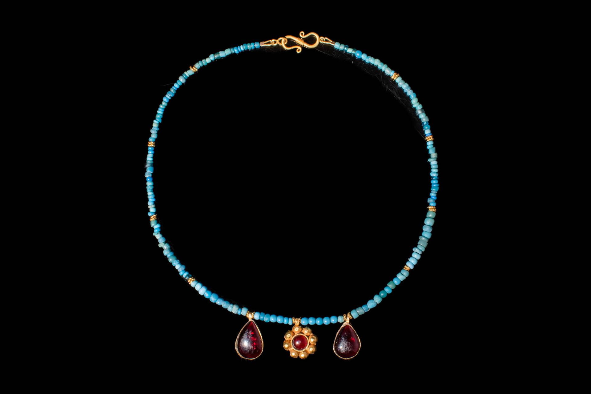 RARE WESTERN ASIATIC TURQUOISE AND GOLD NECKLACE Ca. 1200 - 800 AV.
Collier en t&hellip;