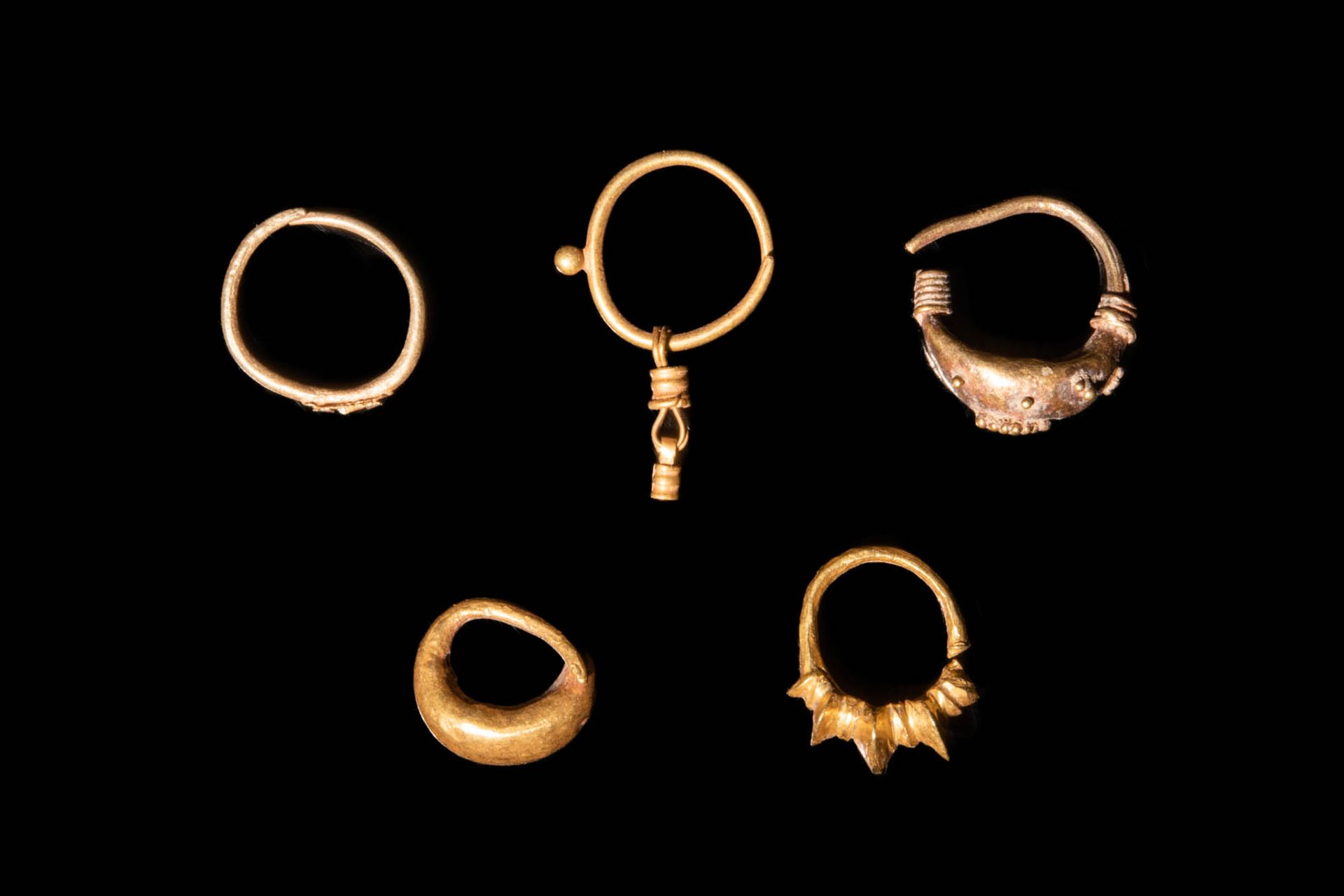 FIVE JAVANESE GOLDEN EARRINGS Ca. 600 - 1200 D.C.
Collezione di cinque orecchini&hellip;