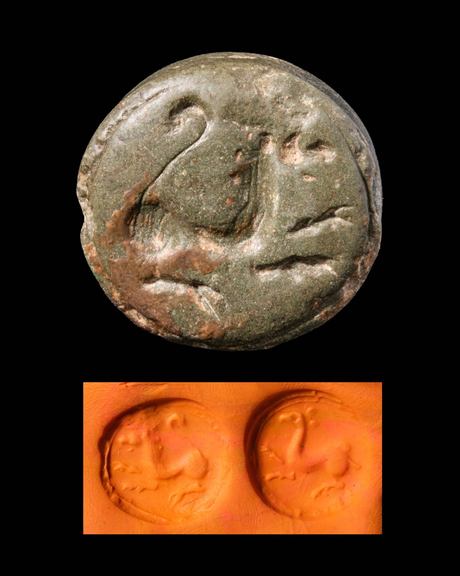 BACTRIAN DOUBLE STAMP SEAL 约公元前一千年公元前一千年
这是一枚巴克特里亚绿石双印章。印章正面描绘了一只自然的狮子，反面则是一只羚羊。&hellip;