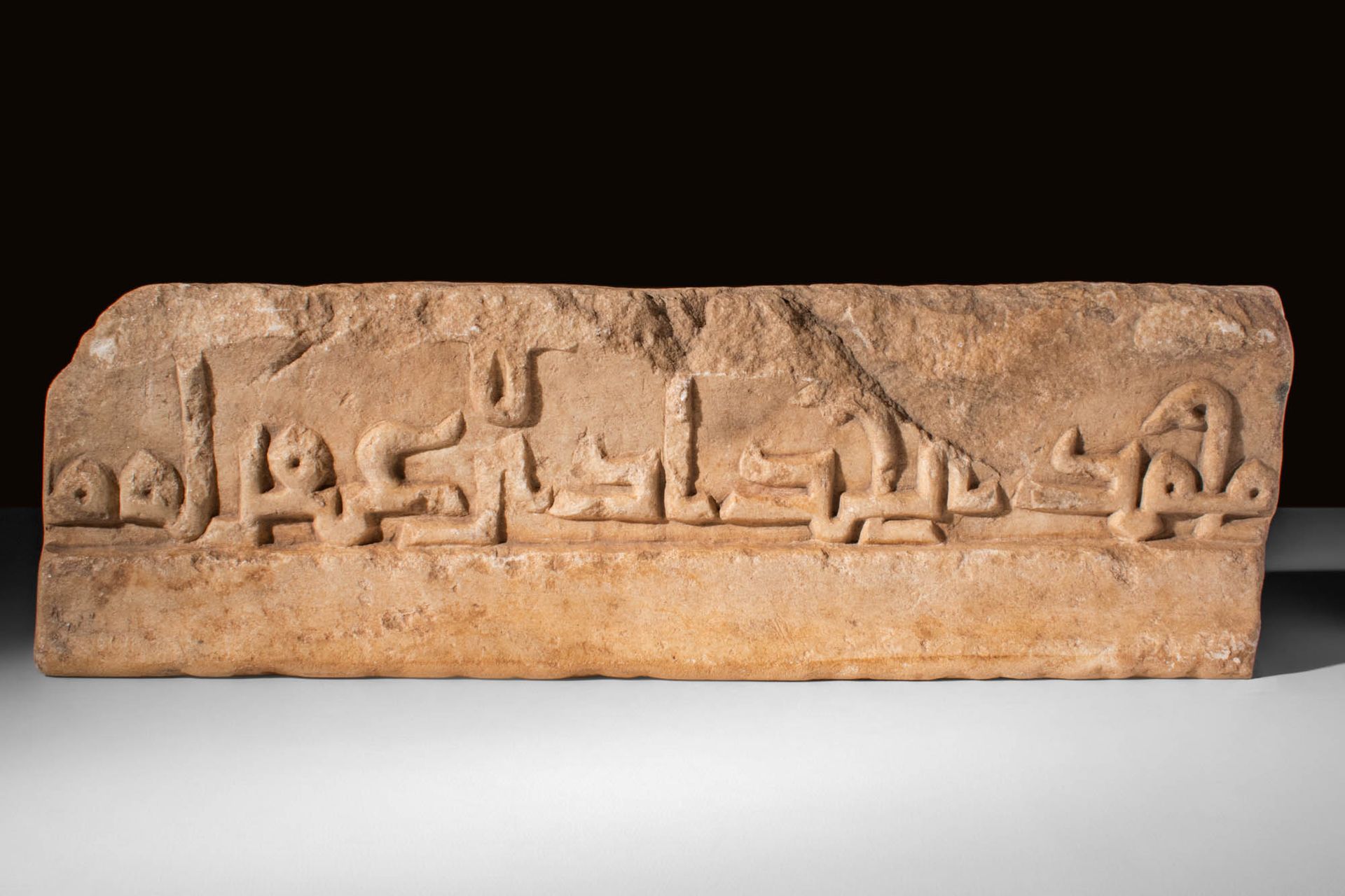 MEDIEVAL SELJUK ARCHITECTURAL INSCRIPTION Ca.约 1100-1300 年。
巨大的塞尔柱大理石建筑碑文从右至左排列。&hellip;