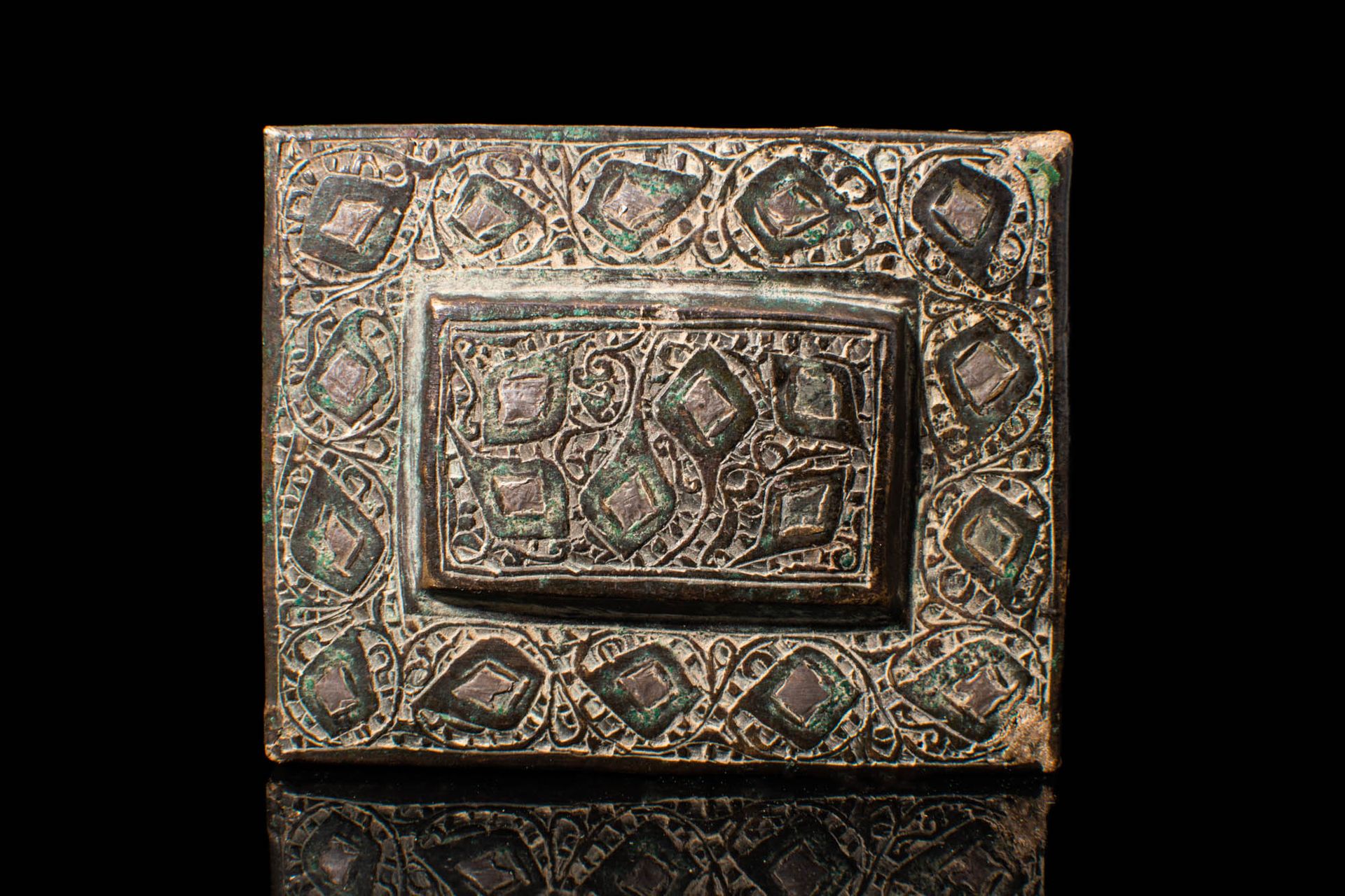 SAFAVID BOX COVER DECORATED WITH FLORAL MOTIFS 年代约 1500 - 1600 年。
萨法维时期的金属盒盖，饰有花&hellip;