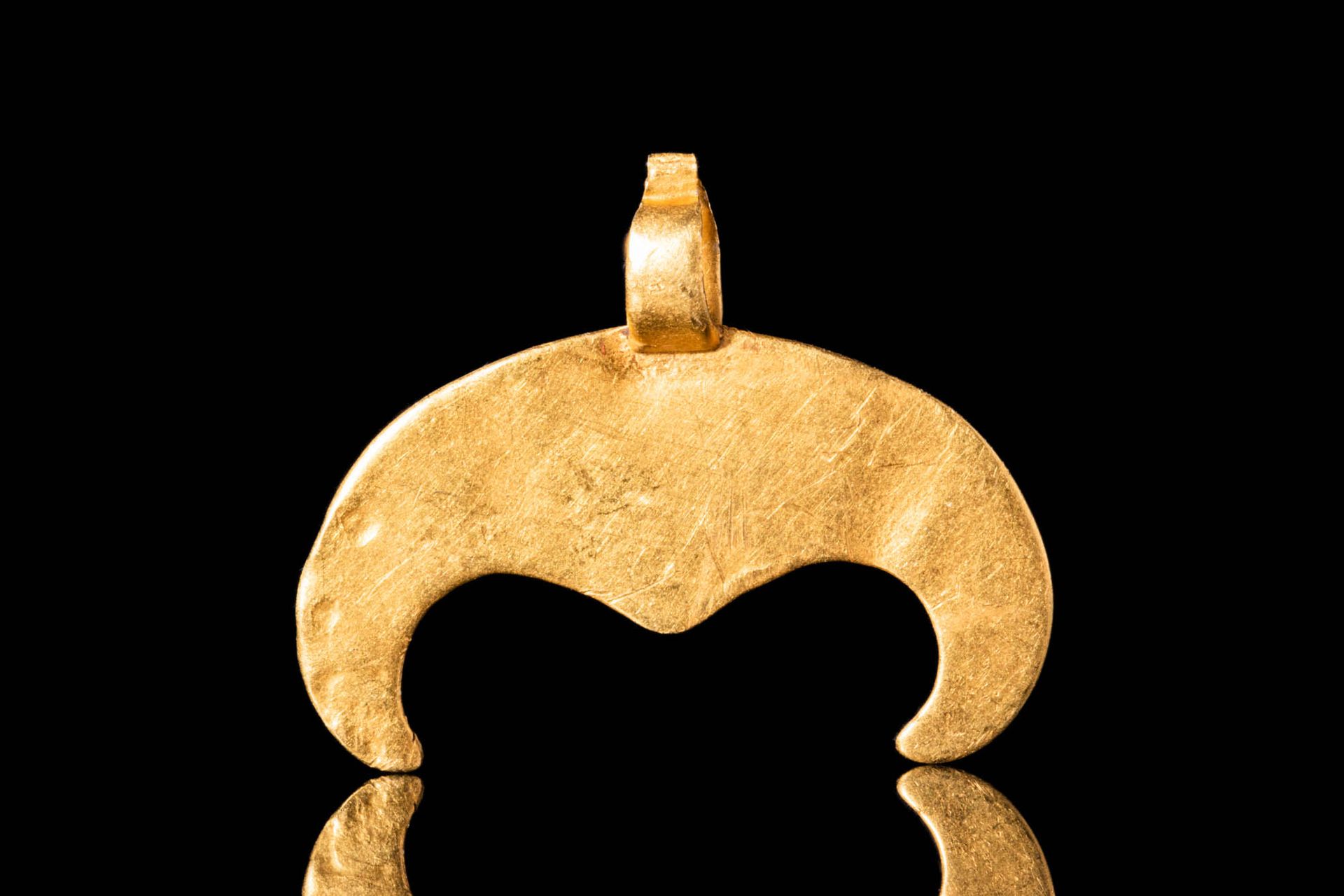 VIKING GOLD LUNAR PENDANT Ca. J.-C. 900 - 1100.
Pendentif en or 22 ct de forme l&hellip;