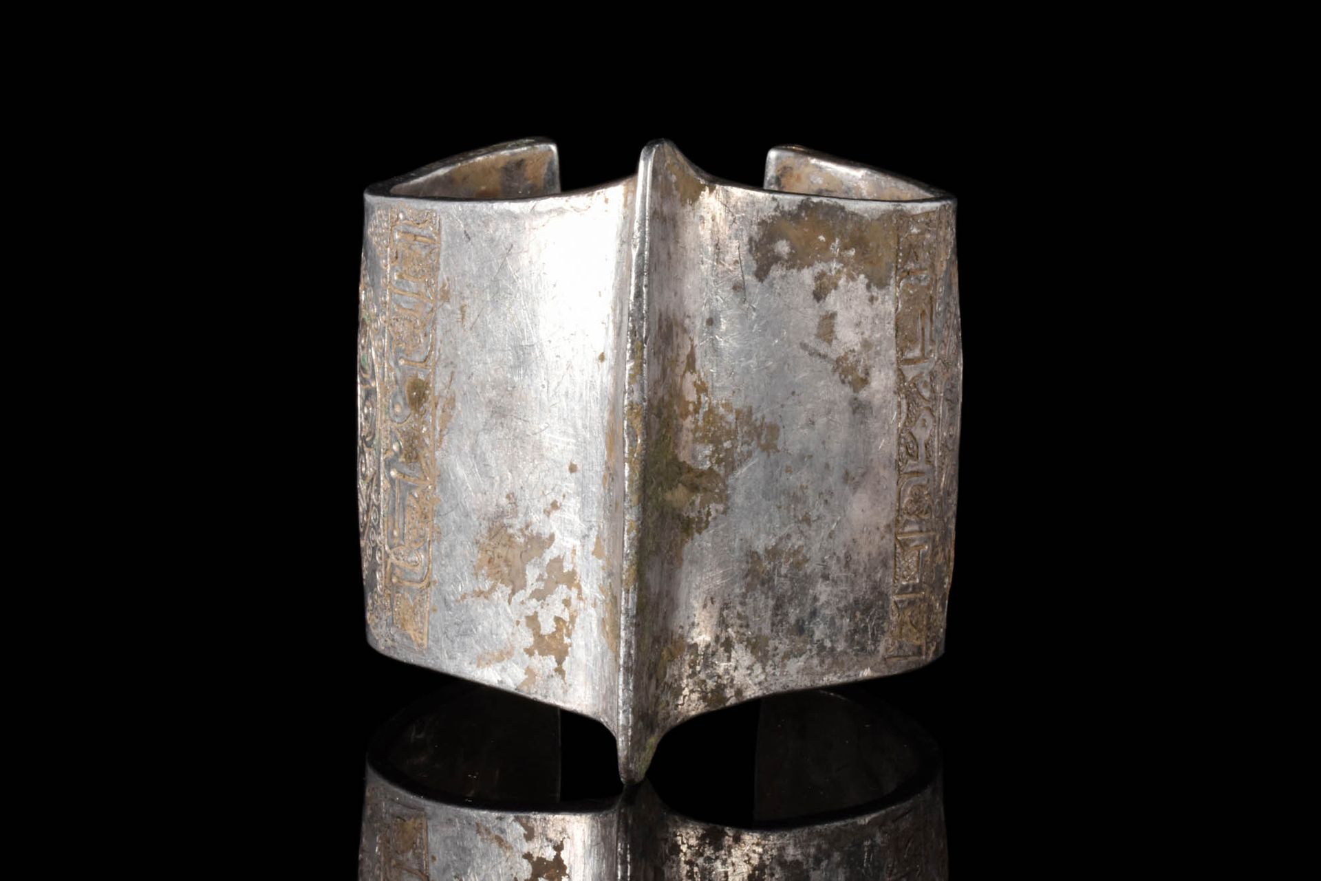 SELJUK SILVER BRACELET Ca.约 1000 - 1300 年。
塞尔柱银质玦形手镯，带龙骨状轮廓，由两侧相对的面板组成，每个面板上都有一个&hellip;
