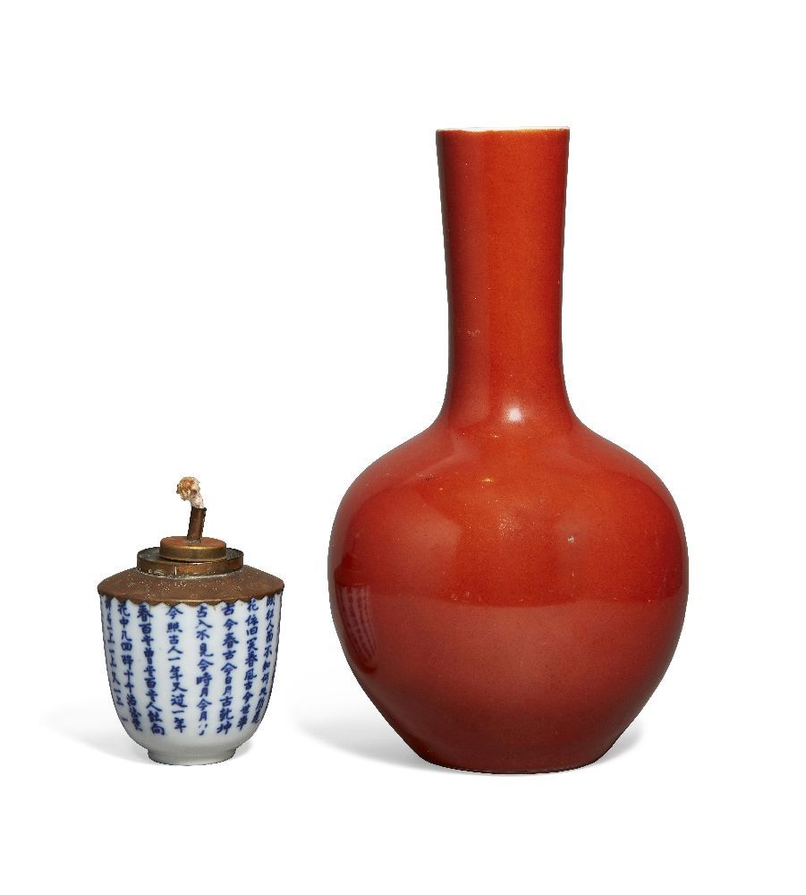 Null 中国瓷器珊瑚釉瓶和青花杯，花瓶19世纪，杯20世纪，球状的花瓶，颈部微微隆起，表面施满了珊瑚釉，杯的外部绘有釉下蓝的诗句，配有灯罩，底部有四个字的 "&hellip;