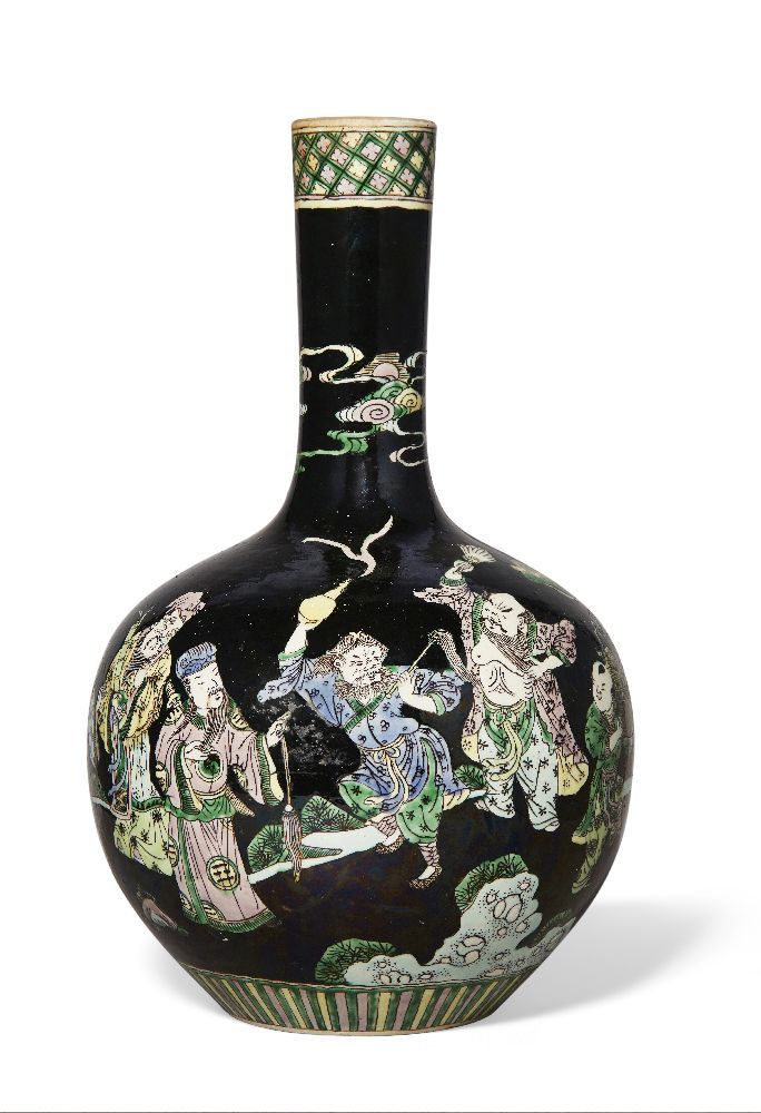 Null Un vaso 'immortali' in porcellana cinese famille noire, XIX secolo, dipinto&hellip;