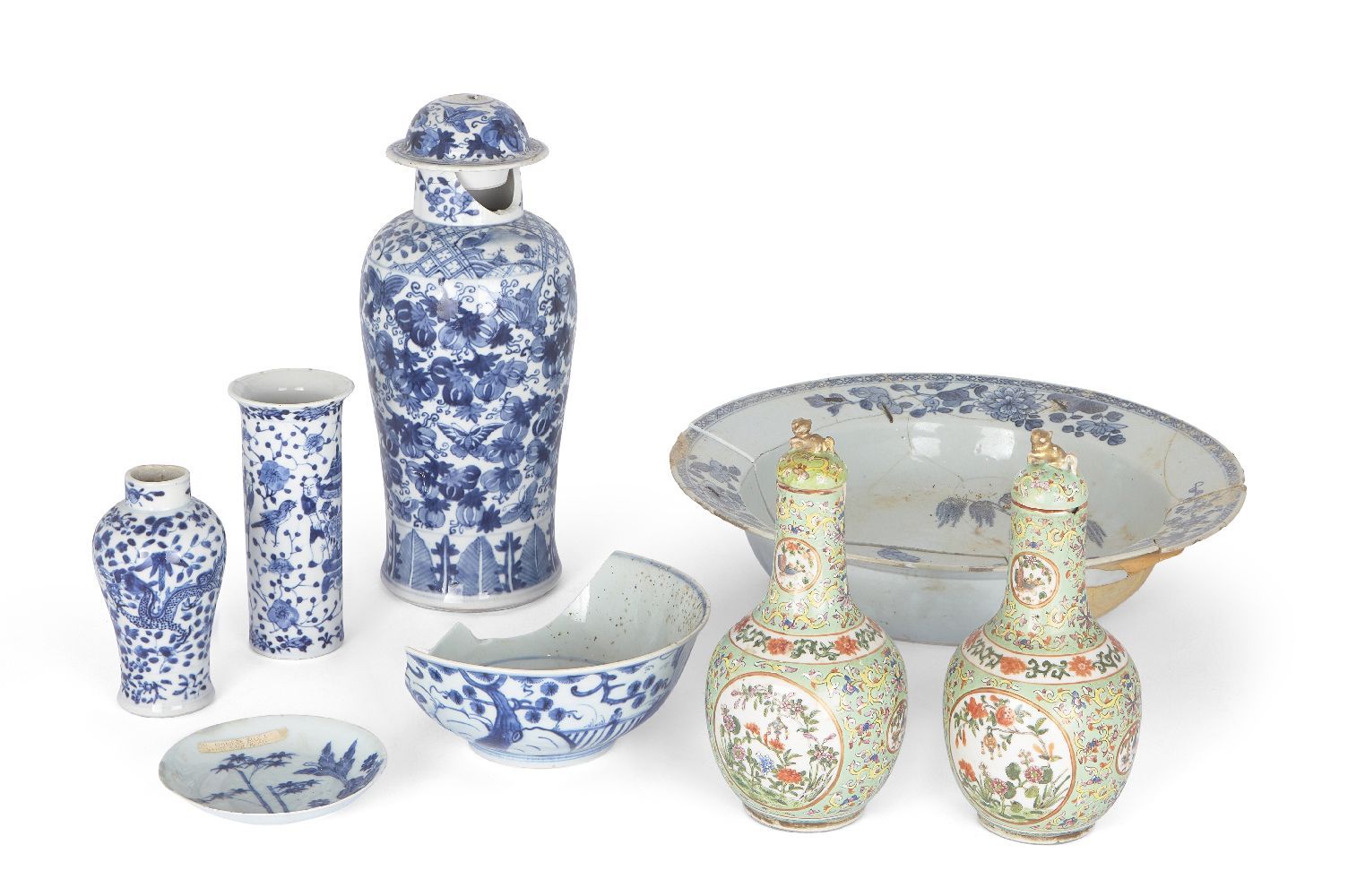 Null 一组中国瓷器，18-19世纪，包括一对粉彩花瓶和盖子，上面画有花纹，周围有莲花卷轴，都是绿松石地，高20.5厘米，两个青花柱形花瓶和一个袖珍花瓶，高1&hellip;