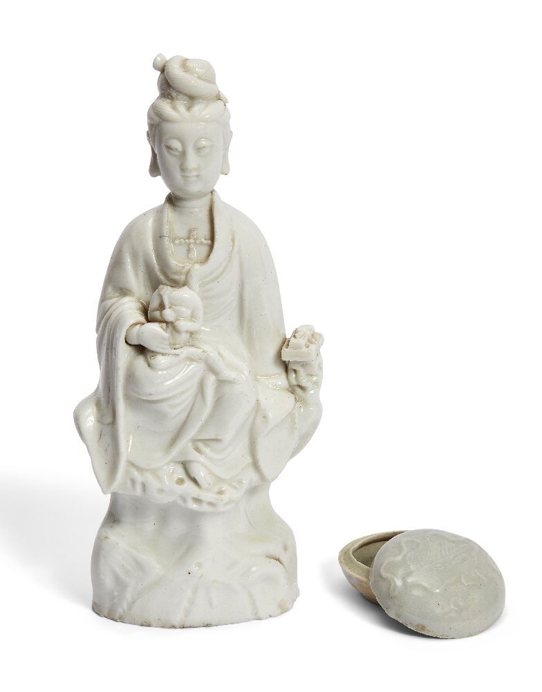 Null Figura de porcelana china Dehua de Guanyin, siglo XVIII, modelada sentada s&hellip;