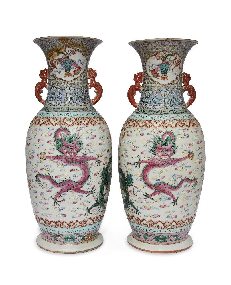 Null Paire de grands vases "dragon" en porcelaine chinoise de la famille rose, 1&hellip;