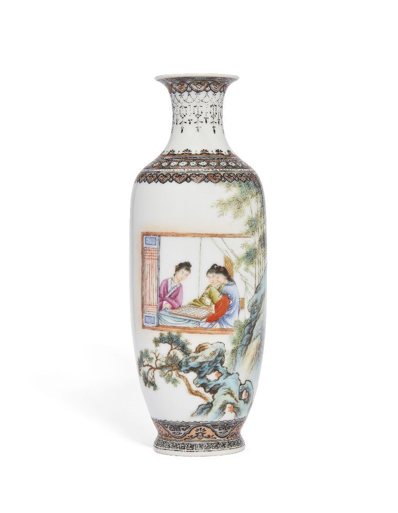 Null 中国瓷器粉彩围棋花瓶，20世纪，外壁画有三个女人在下围棋，窗外有竹子、松树和岩石，底座有铁红 "锡良品 "印记，22.3厘米



二十世紀 王錫良粉&hellip;