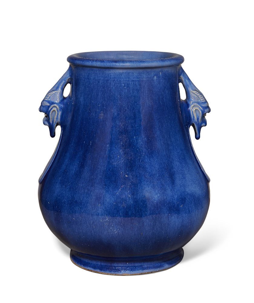 Null Un vase chinois en poterie Yijun, hu, 18ème siècle, sur un court pied évasé&hellip;