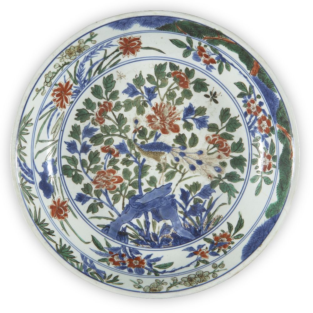Null A Chinese porcelain wucai 'peacock' dish, late Ming dynasty/Transitional pe&hellip;