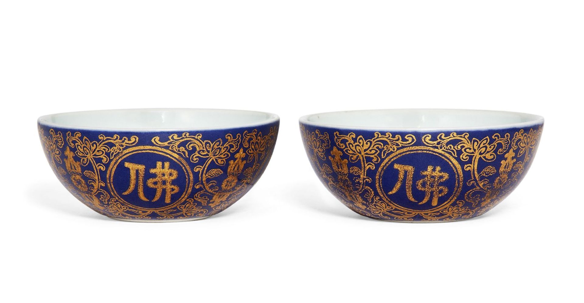 Null 一对中国瓷器鎏金蓝地茶碗，20世纪，每一个都在深蓝色的地面上画了四个圆形的面板，围着滚动的莲花中的人物，所有这些都是直径7.9厘米（2）。

二十世紀&hellip;