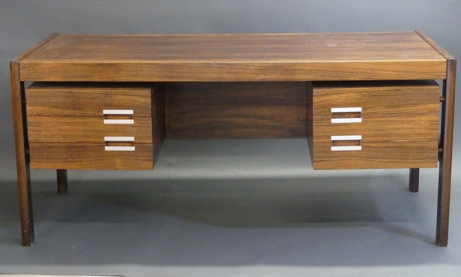 Bureau en bois Bureau moderne en bois ouvrant par quatre tiroirs. Dimensions : 7&hellip;