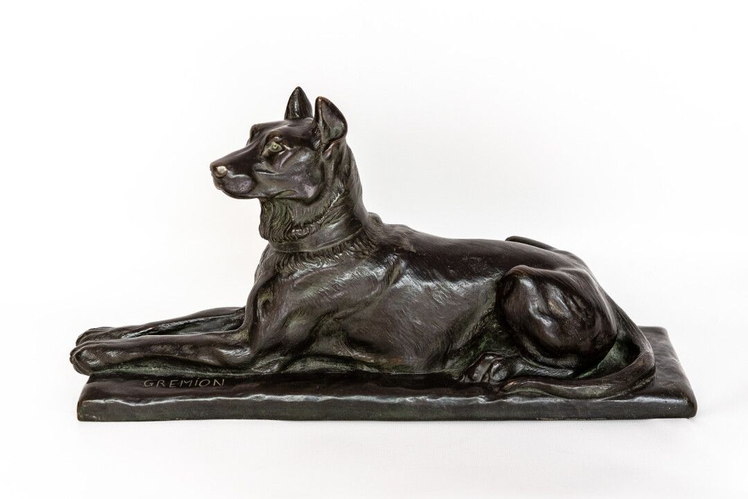 Dogue Charles GREMION (XIX-XX). Dogue couché en bronze à patine noire. Signé - d&hellip;
