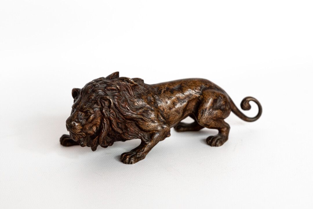 LION Franz Bergmann (1861-1936). Lion prêt à bondir en bronze polychrome dit de &hellip;