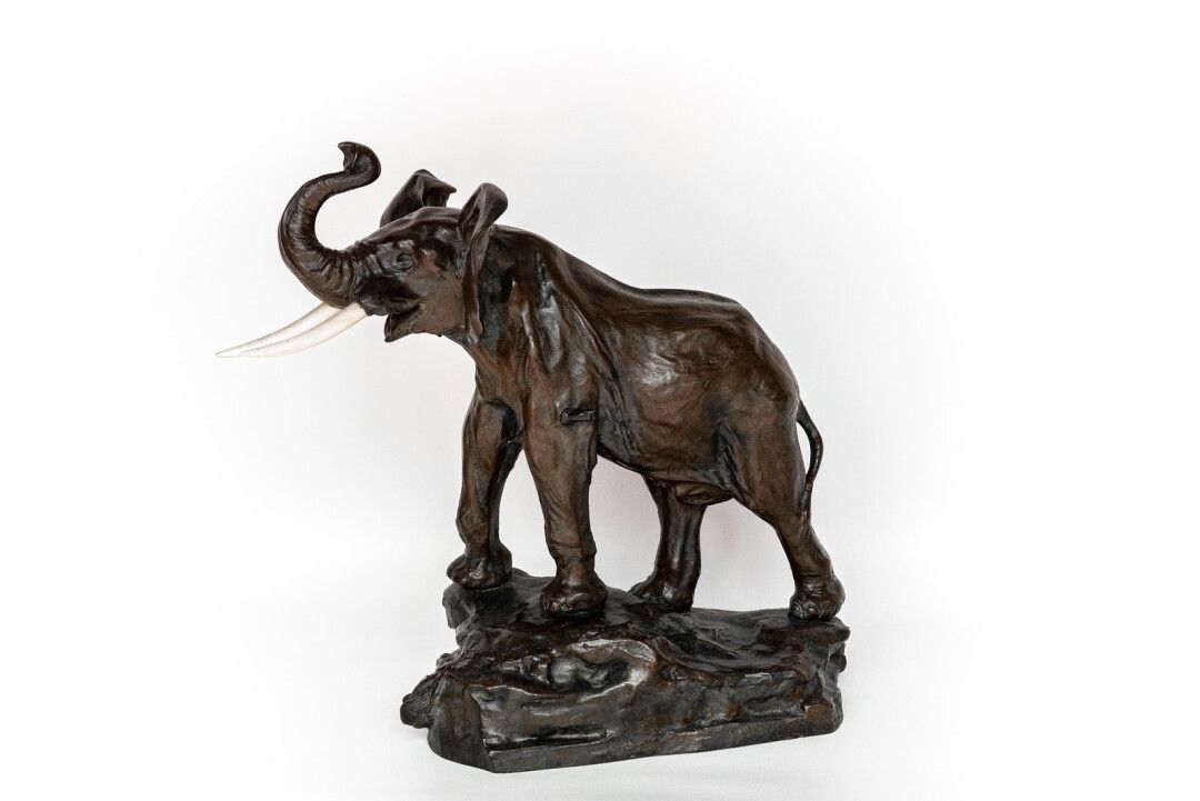 Eléphant Oscar WALDMANN (1856-1937). Eléphant blessé en chryséléphantine (bronze&hellip;