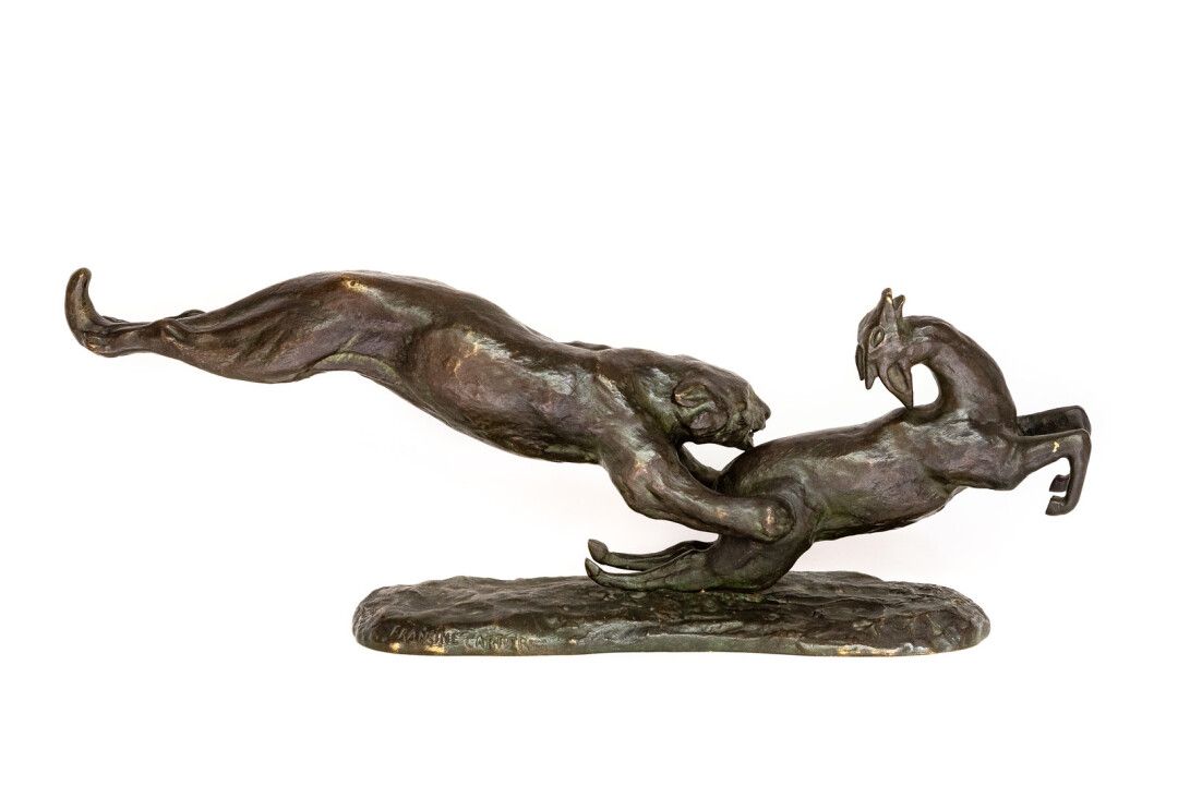 Lionne et antilope Francine CARTIER (XX). Lionne et antilope en bronze à patine &hellip;