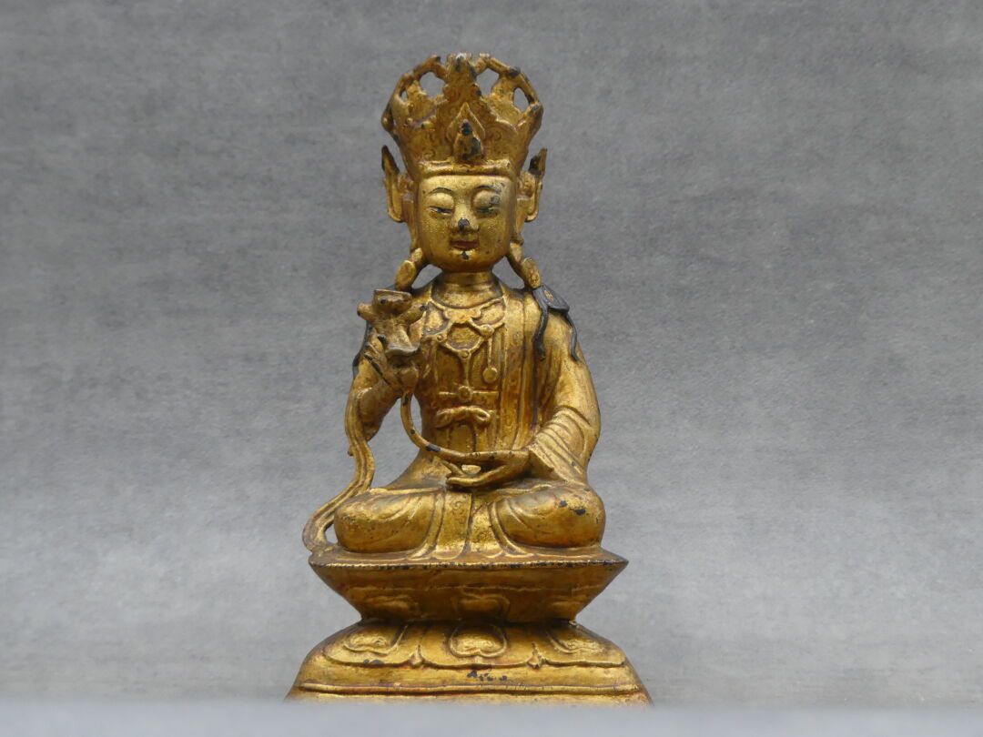 Null Vietnam. Bouddha, bronze à patine dorée. Poids : 982 g. Hauteur : 23,5 cm. &hellip;