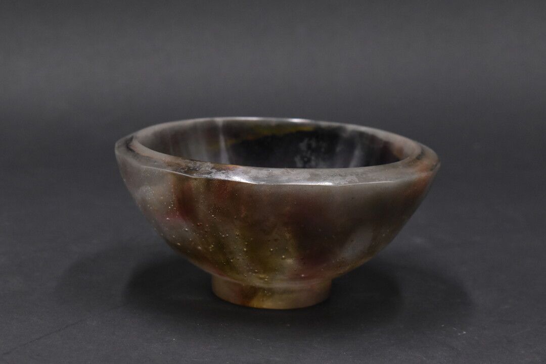Null François DECORCHEMONT (1880 - 1971).圆锥形的碗，完全用锤子敲打出大的切面。紫色和棕色的证明

紫色和棕色的玻璃。签&hellip;