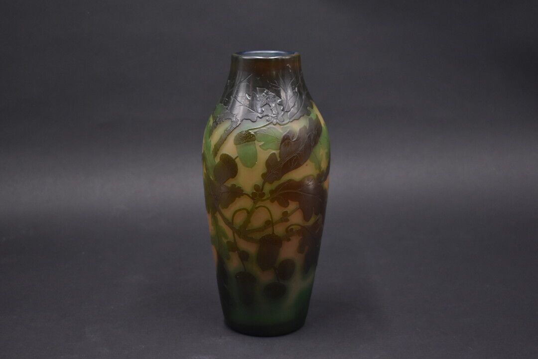 Null D'ARGENTAL. Vase ovoïde épaule. Épreuve en verre multicouche brun et vert s&hellip;