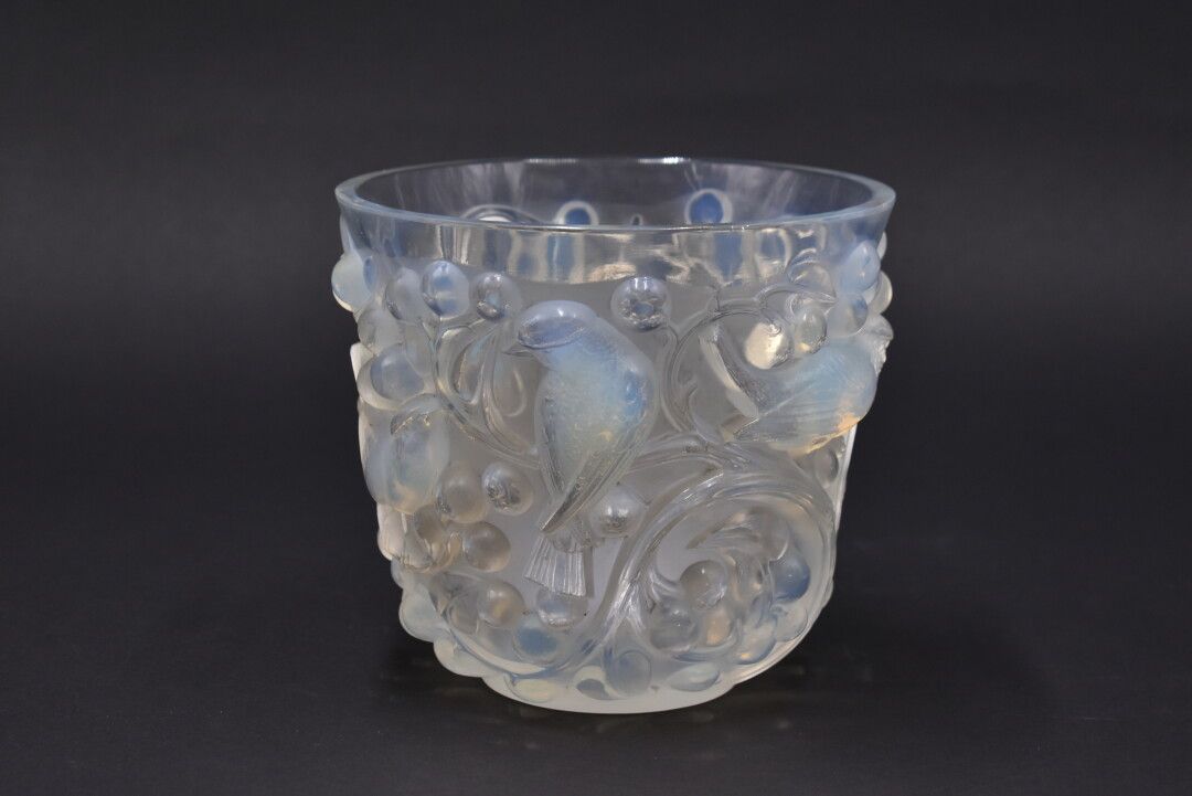 Null 勒内-拉里克（1860-1945）。阿瓦隆 "花瓶，也叫 "鸟和葡萄"，模型创作于1927年。白色乳白色压制玻璃的证明，有缎面和光面。在底座下的点上签&hellip;