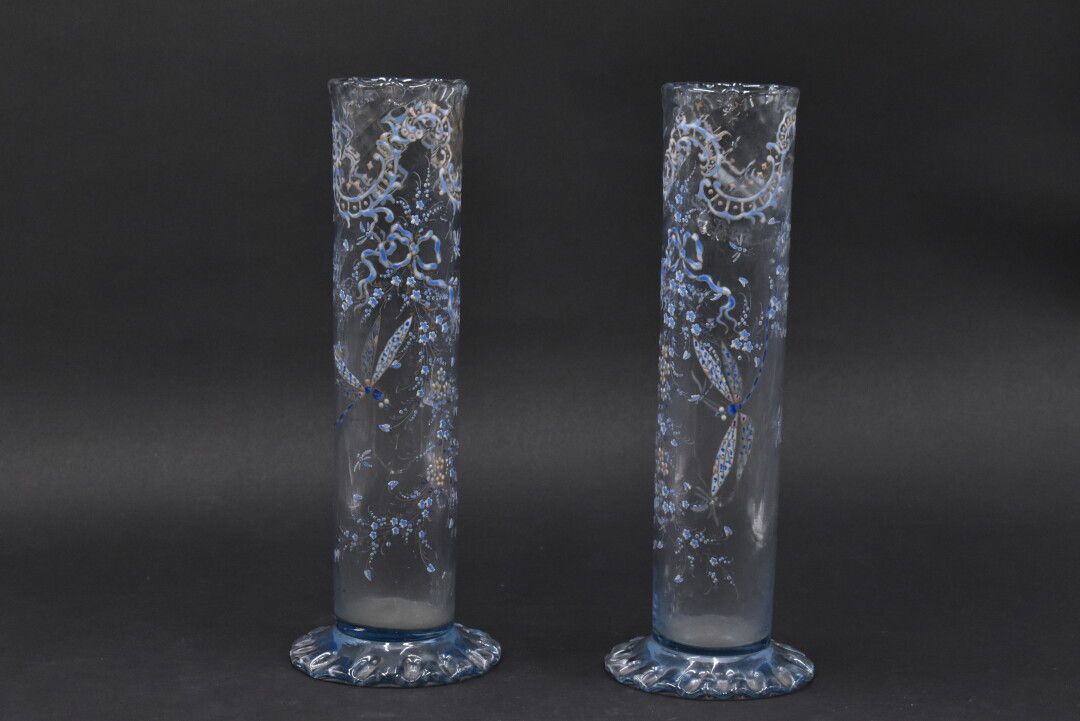 Null 埃米尔-加勒（1864-1904）。一对扭曲的管状花瓶，在多棱镜的悬空脚跟和热塑的颈部。月光玻璃样板，多色珐琅和鎏金装饰的蜻蜓，背景是植物和丝带。

&hellip;